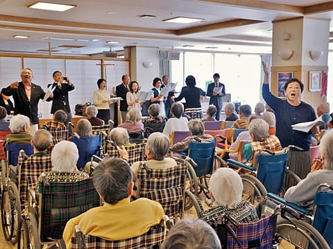 高崎ロータリークラブの合唱部の皆さんによる訪問